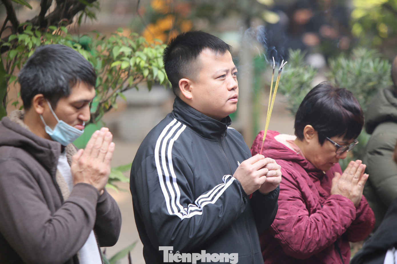 Nhiều người Hà Nội tranh thủ nghỉ trưa đi lễ 'Tứ trấn' ngày mùng 1 cuối cùng của năm ảnh 9