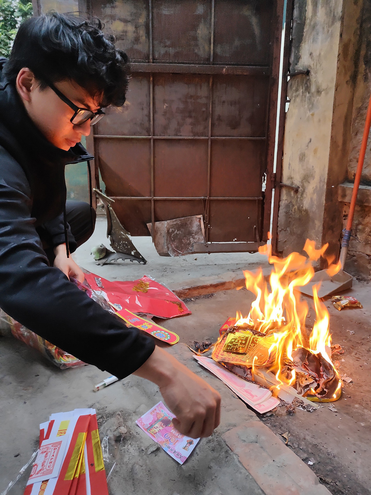 Hà Nội lại 'đỏ lửa' trong ngày Tết ông Công ông Táo ảnh 6