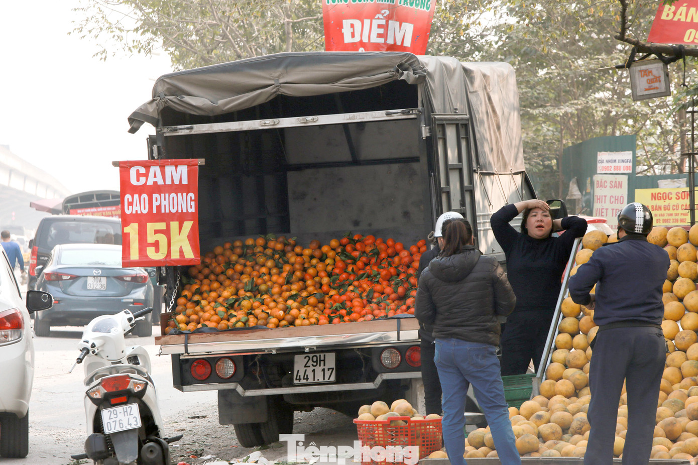 Hoa quả giá rẻ không rõ nguồn gốc bày bán ngập phố Hà Nội ảnh 4
