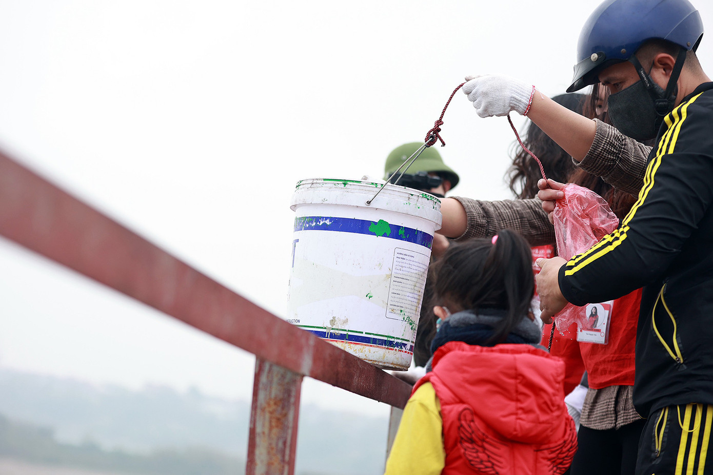 Người dân dùng ròng rọc thả cá chép tiễn ông Công ông Táo chầu trời ảnh 7