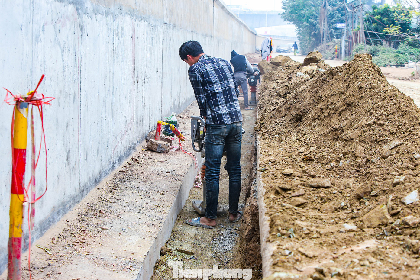Cận cảnh thi công thay bờ đê đất bằng tường chắn, mở rộng đường Âu Cơ lên 4 làn xe ảnh 8