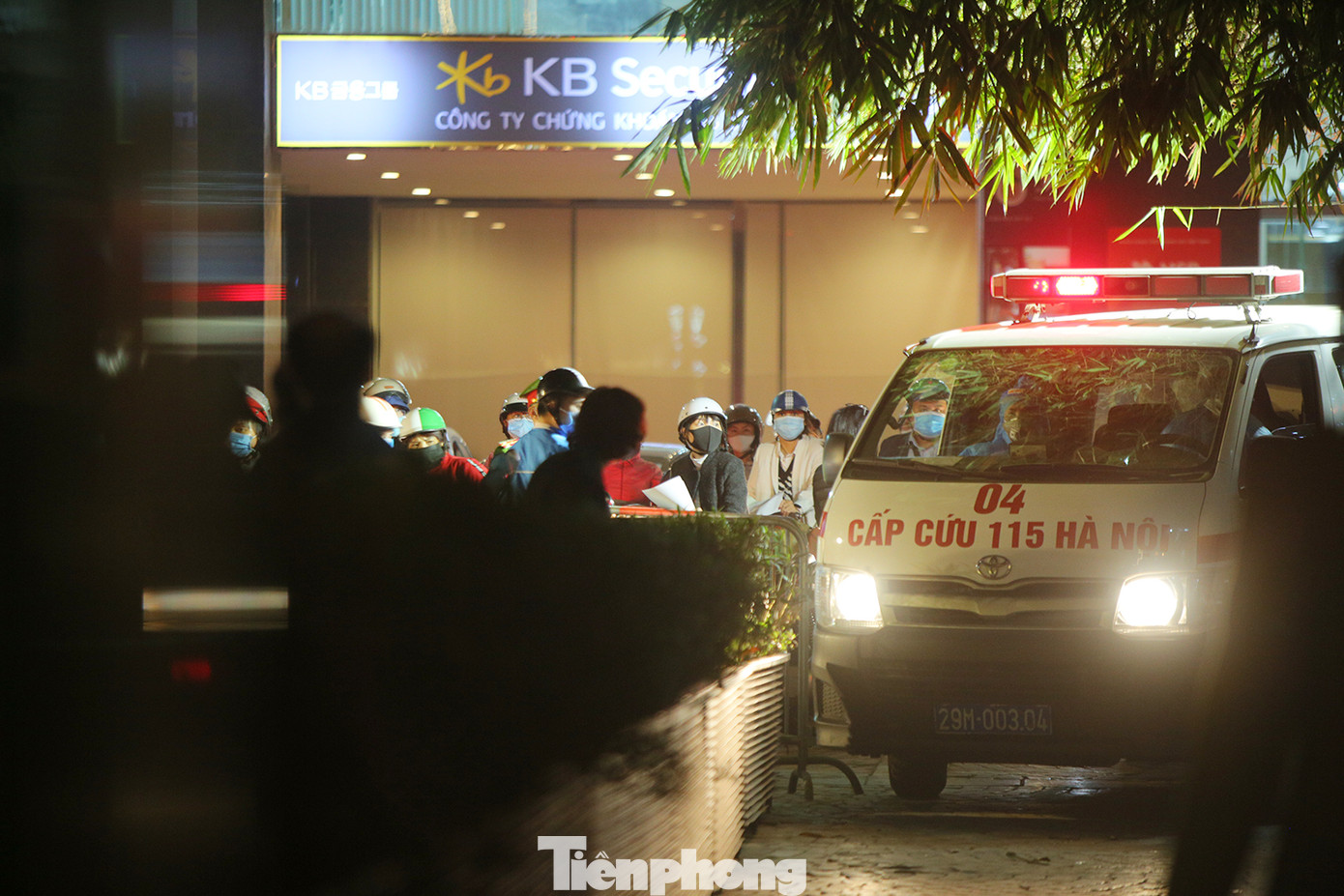 Theo thông tin từ Sở Y tế Hà Nội, bệnh nhân là bà V.H.H., 46 tuổi có địa chỉ P2104B chung cư 88 Láng Hạ, phường Láng Hạ, Đống Đa, là nhân viên Ngân hàng Public Bank tại D8, Trần Huy Liệu, Giảng Võ, Ba Đình. Hà Nội phong toả khẩn cấp chung cư 88 Láng Hạ ảnh 2