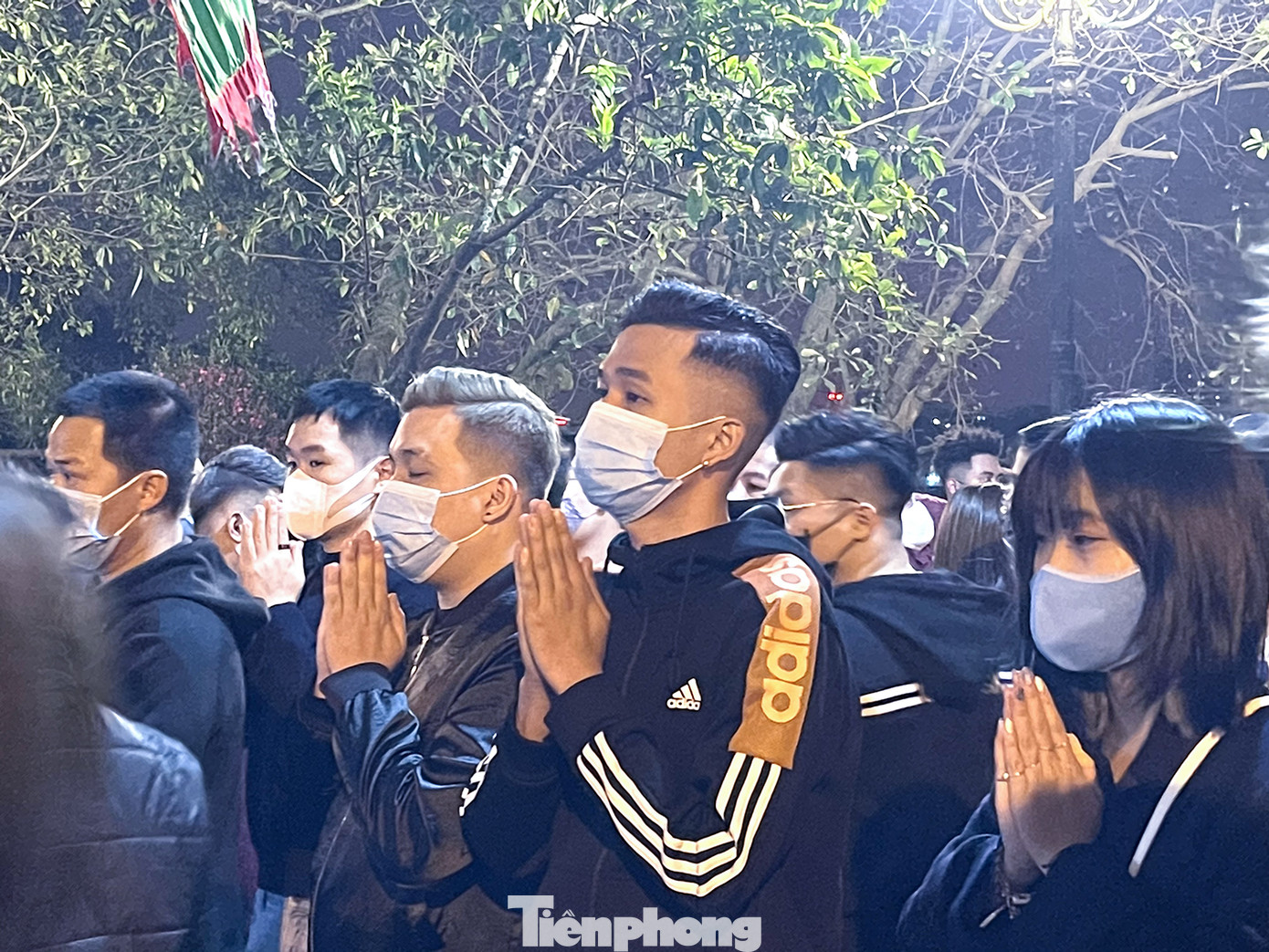 Chùa Quán Sứ yên bình, phủ Tây Hồ đông nghịt người đi lễ trong sáng mùng 1 Tết Tân Sửu ảnh 8