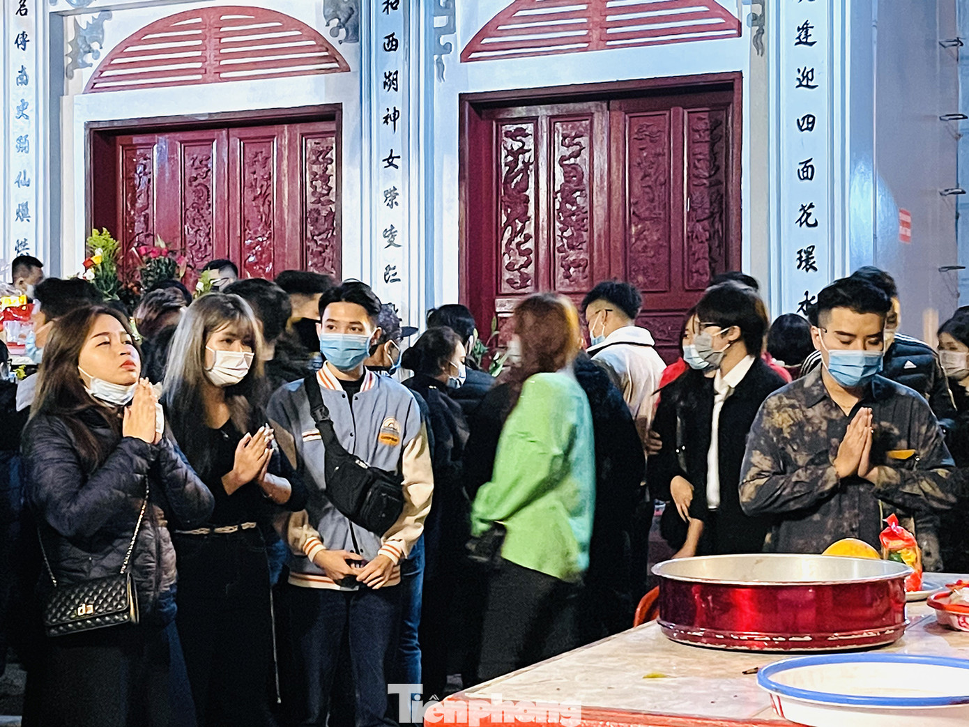 Chùa Quán Sứ yên bình, phủ Tây Hồ đông nghịt người đi lễ trong sáng mùng 1 Tết Tân Sửu ảnh 9