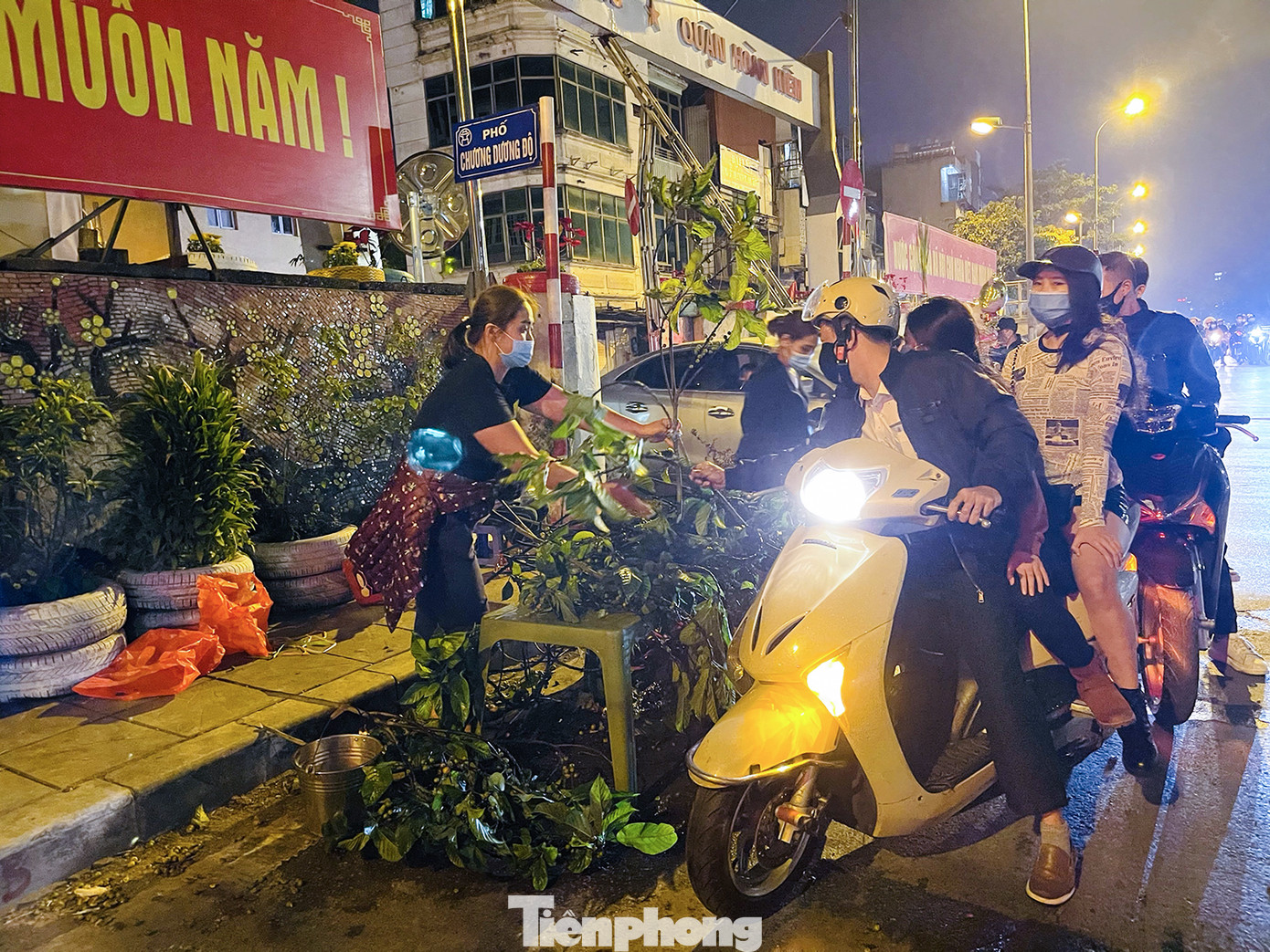 Chùa Quán Sứ yên bình, phủ Tây Hồ đông nghịt người đi lễ trong sáng mùng 1 Tết Tân Sửu ảnh 12