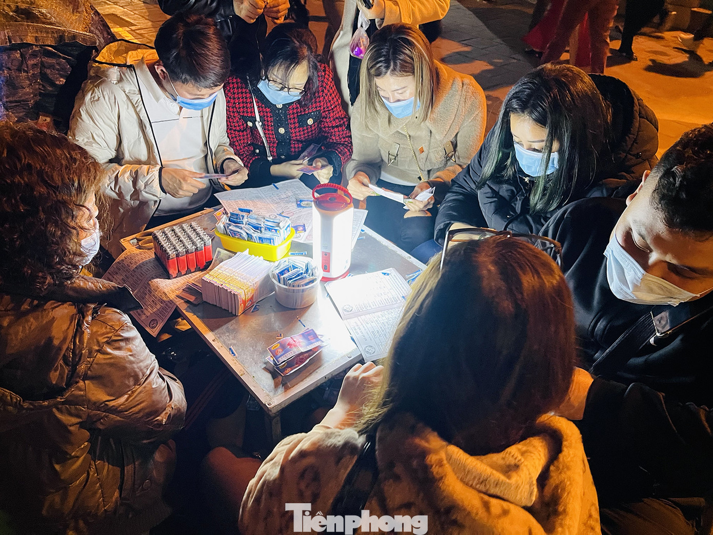 Chùa Quán Sứ yên bình, phủ Tây Hồ đông nghịt người đi lễ trong sáng mùng 1 Tết Tân Sửu ảnh 11