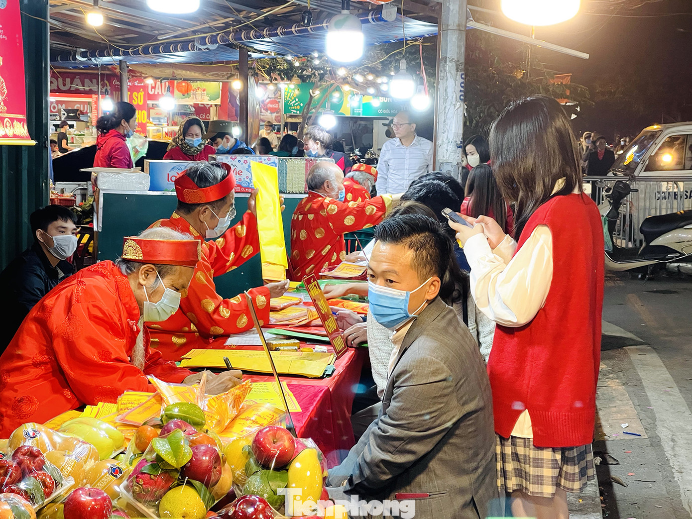 Chùa Quán Sứ yên bình, phủ Tây Hồ đông nghịt người đi lễ trong sáng mùng 1 Tết Tân Sửu ảnh 4