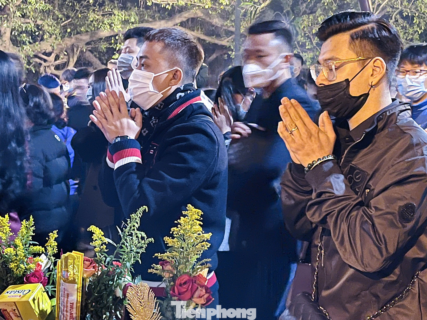 Chùa Quán Sứ yên bình, phủ Tây Hồ đông nghịt người đi lễ trong sáng mùng 1 Tết Tân Sửu ảnh 6