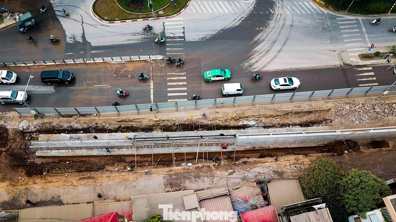 Cận cảnh thi công thay bờ đê đất bằng tường chắn, mở rộng đường Âu Cơ lên 4 làn xe ảnh 2