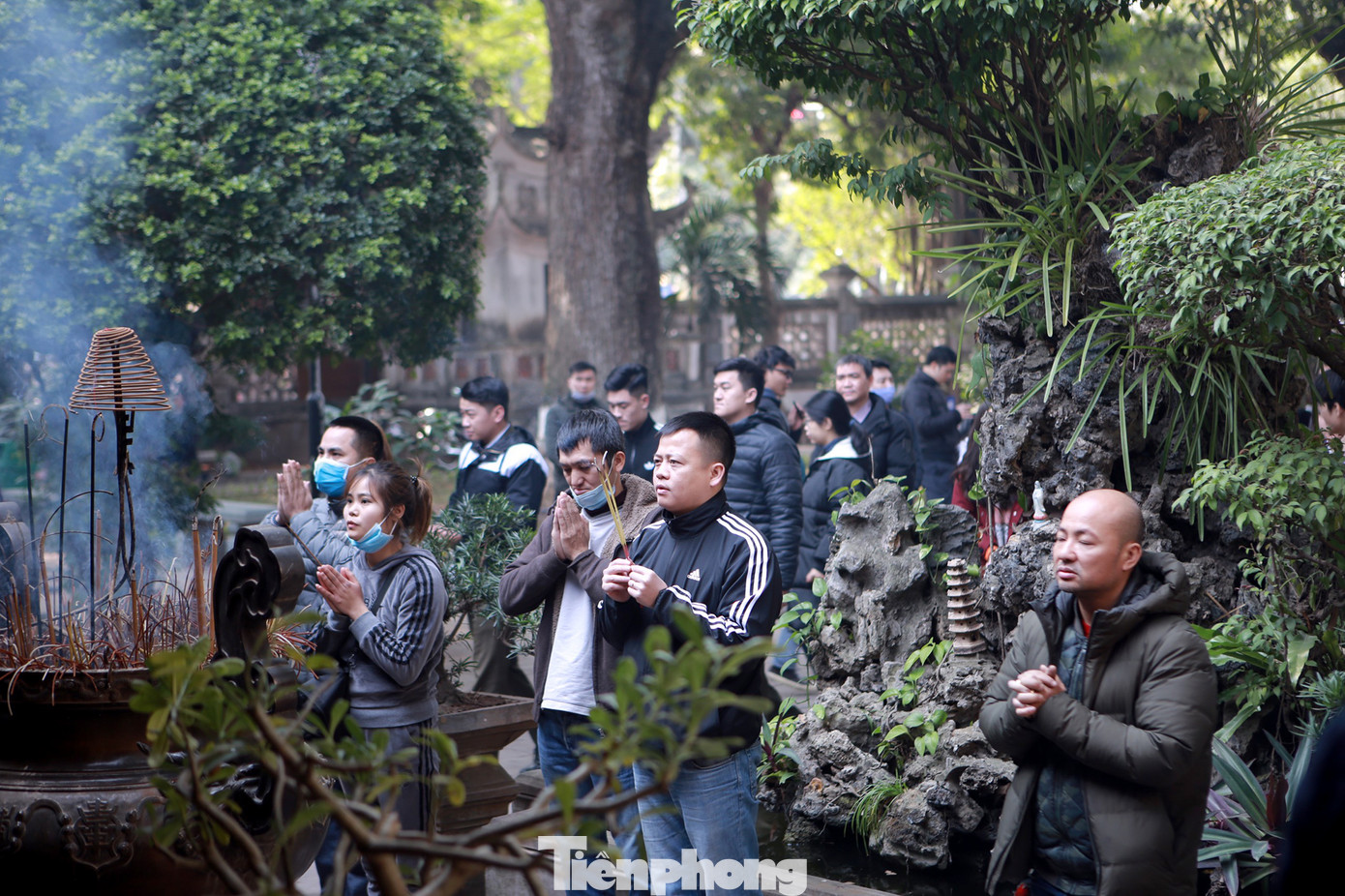 Nhiều người Hà Nội tranh thủ nghỉ trưa đi lễ 'Tứ trấn' ngày mùng 1 cuối cùng của năm ảnh 7