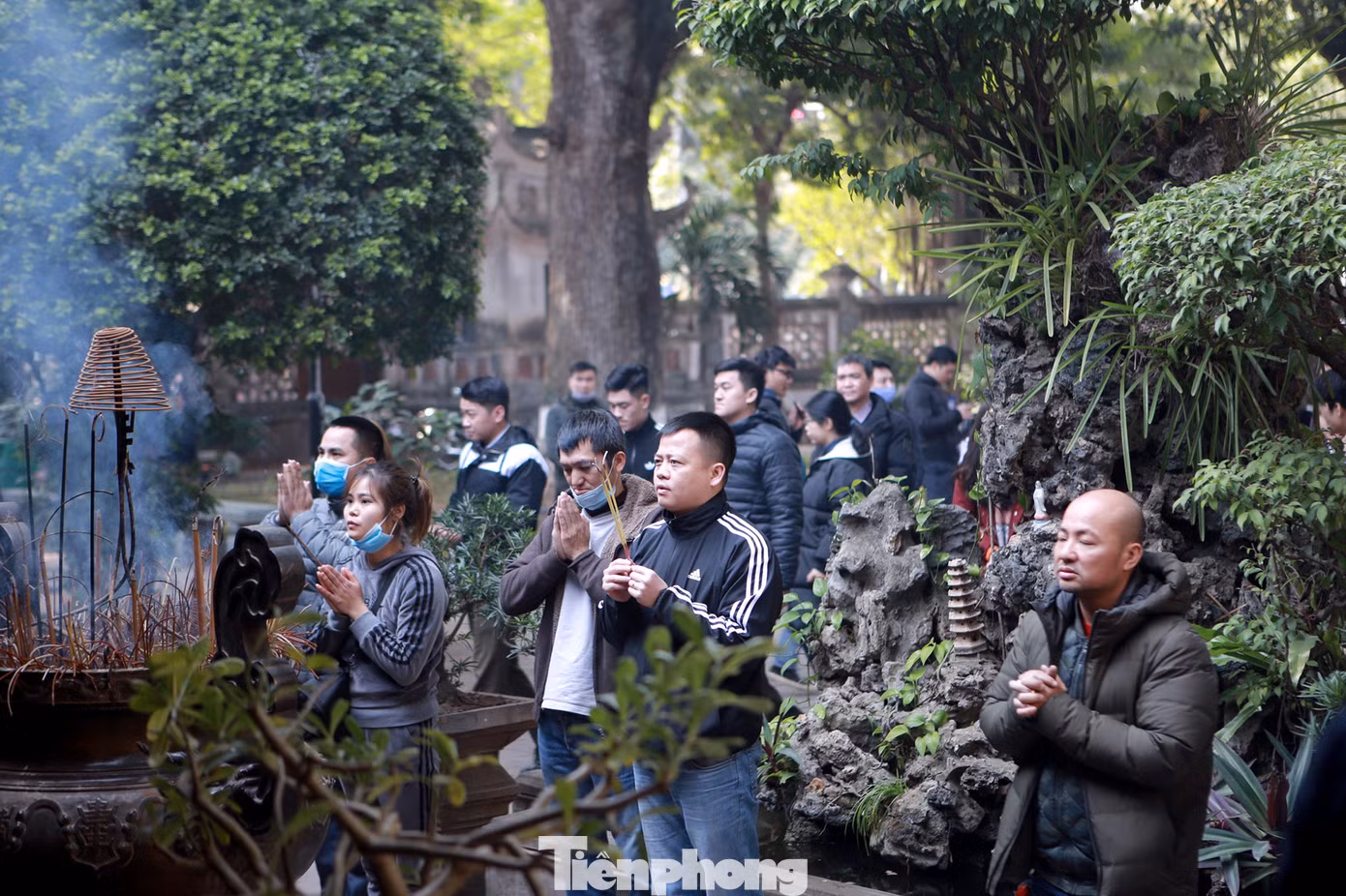 Nhiều người Hà Nội tranh thủ nghỉ trưa đi lễ 'Tứ trấn' ngày mùng 1 cuối cùng của năm ảnh 7