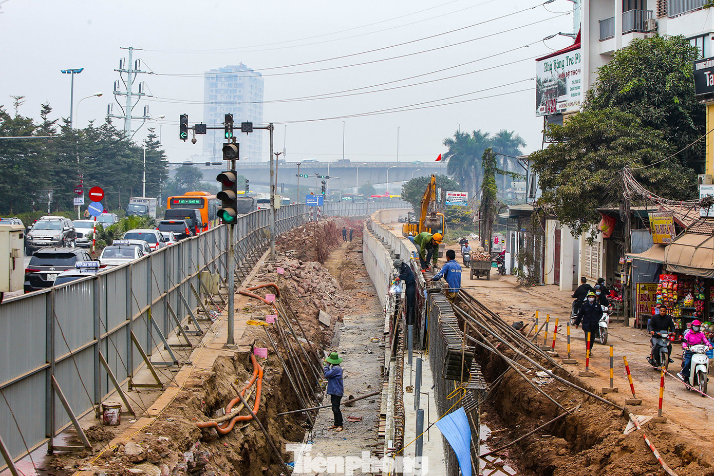 Cận cảnh thi công thay bờ đê đất bằng tường chắn, mở rộng đường Âu Cơ lên 4 làn xe ảnh 6