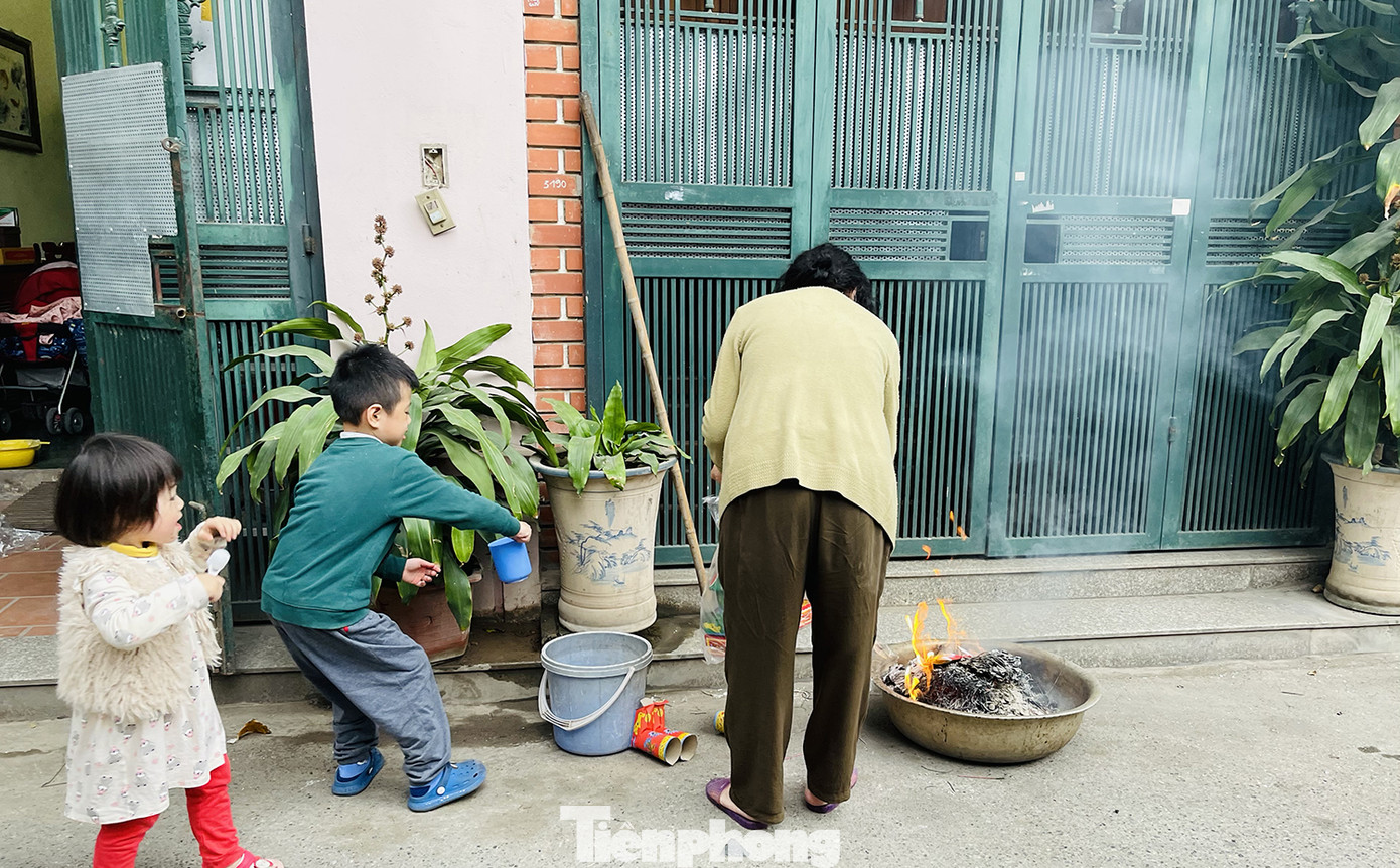 Hà Nội lại 'đỏ lửa' trong ngày Tết ông Công ông Táo ảnh 12