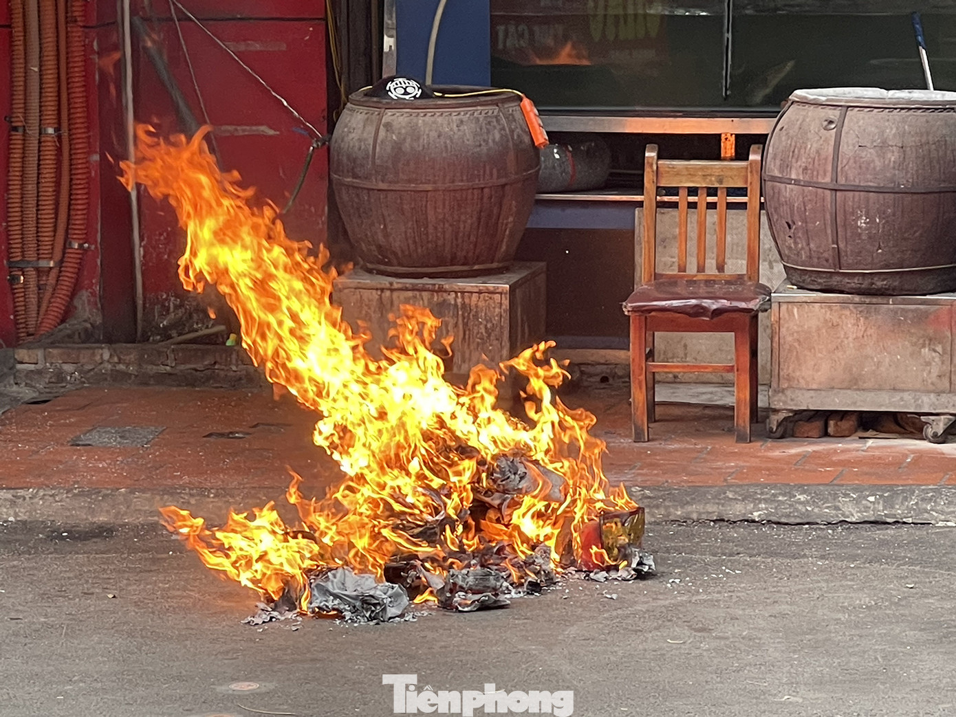 Hà Nội lại 'đỏ lửa' trong ngày Tết ông Công ông Táo ảnh 11