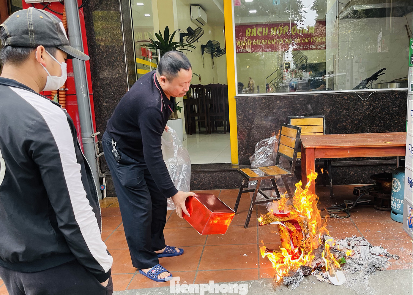 Hà Nội lại 'đỏ lửa' trong ngày Tết ông Công ông Táo ảnh 10