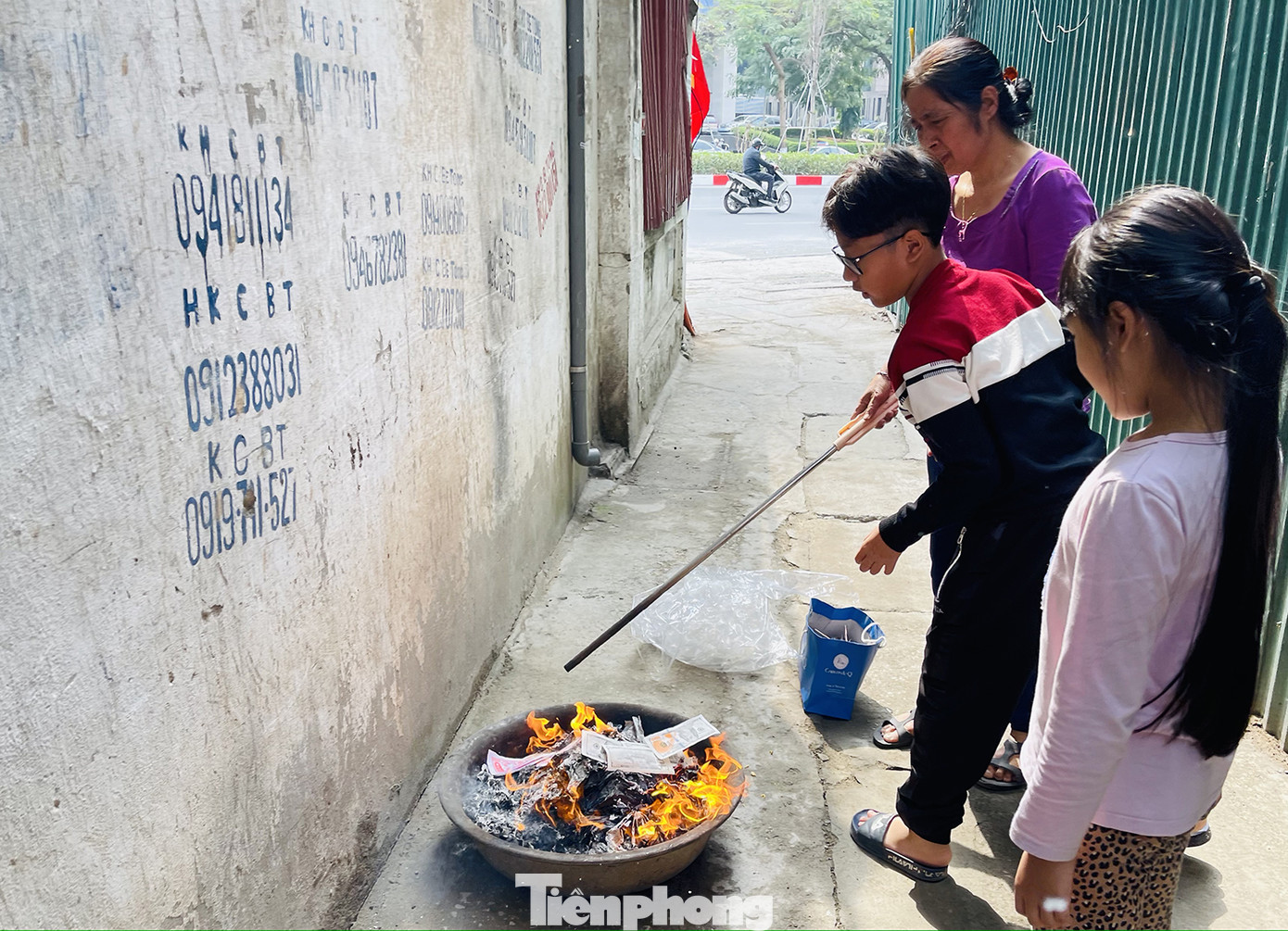 Hà Nội lại 'đỏ lửa' trong ngày Tết ông Công ông Táo ảnh 8