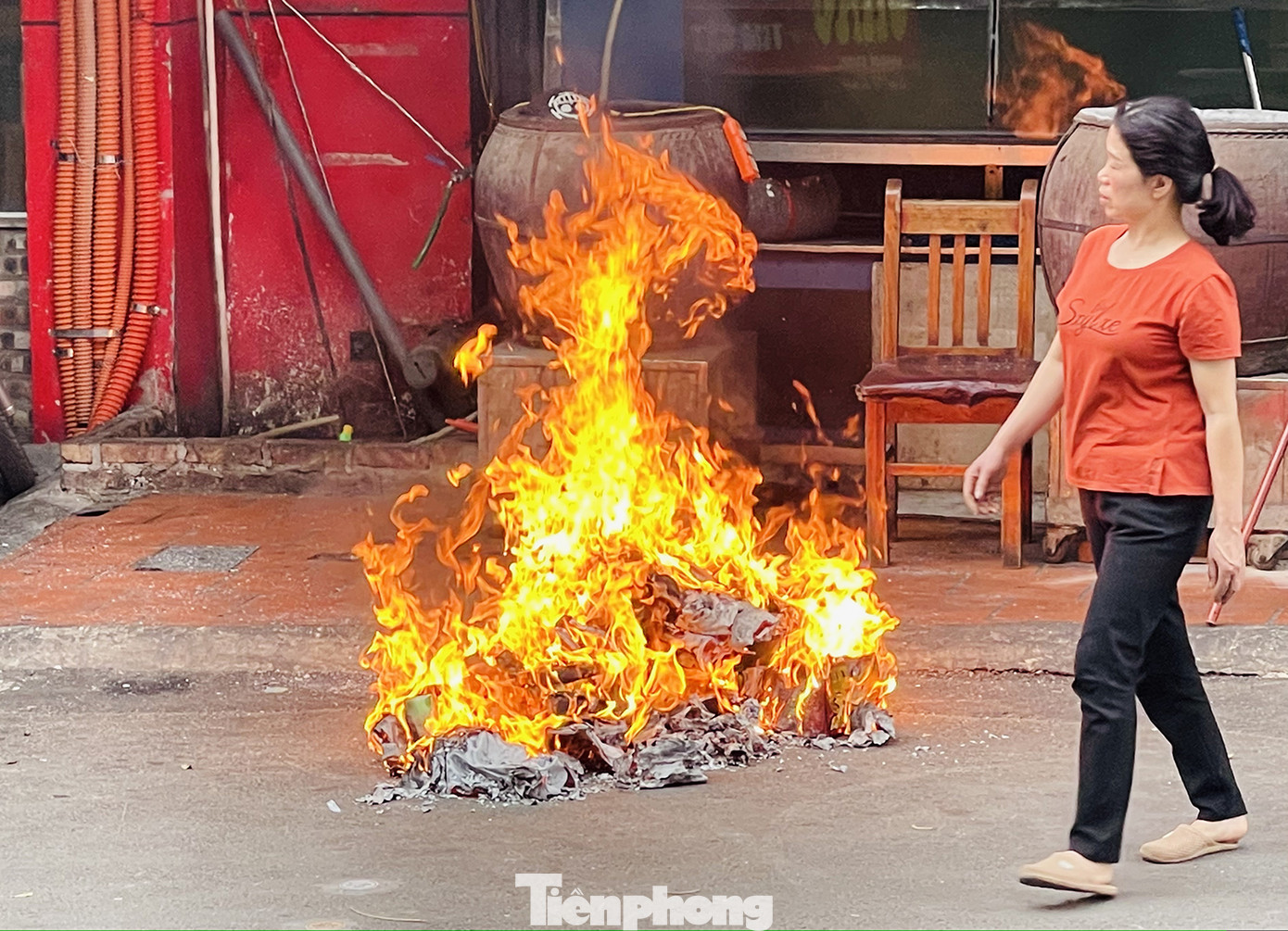 Hà Nội lại 'đỏ lửa' trong ngày Tết ông Công ông Táo ảnh 9