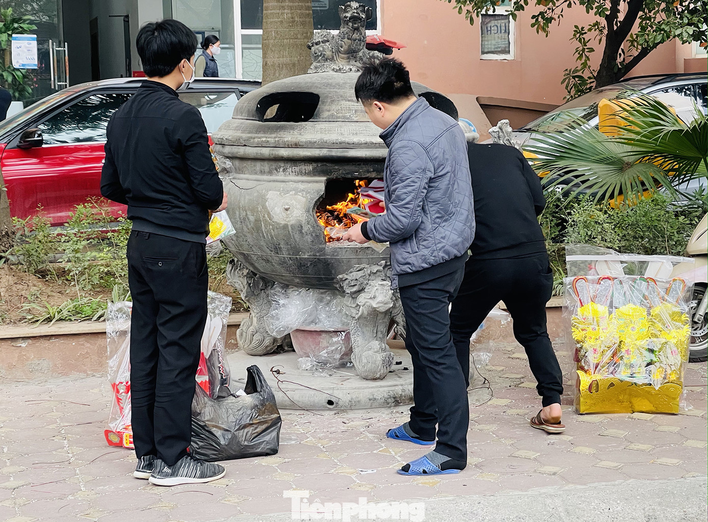 Hà Nội lại 'đỏ lửa' trong ngày Tết ông Công ông Táo ảnh 5