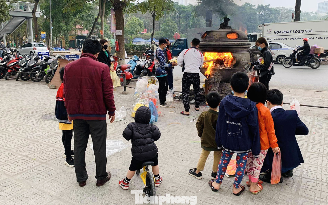 Hà Nội lại 'đỏ lửa' trong ngày Tết ông Công ông Táo ảnh 4