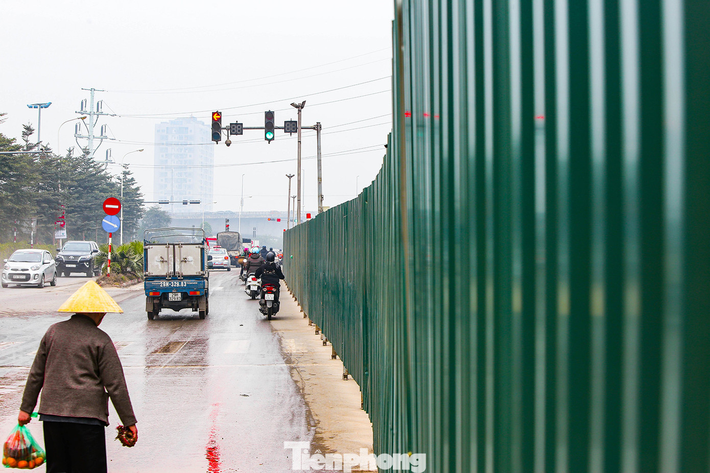 Cận cảnh thi công thay bờ đê đất bằng tường chắn, mở rộng đường Âu Cơ lên 4 làn xe ảnh 4