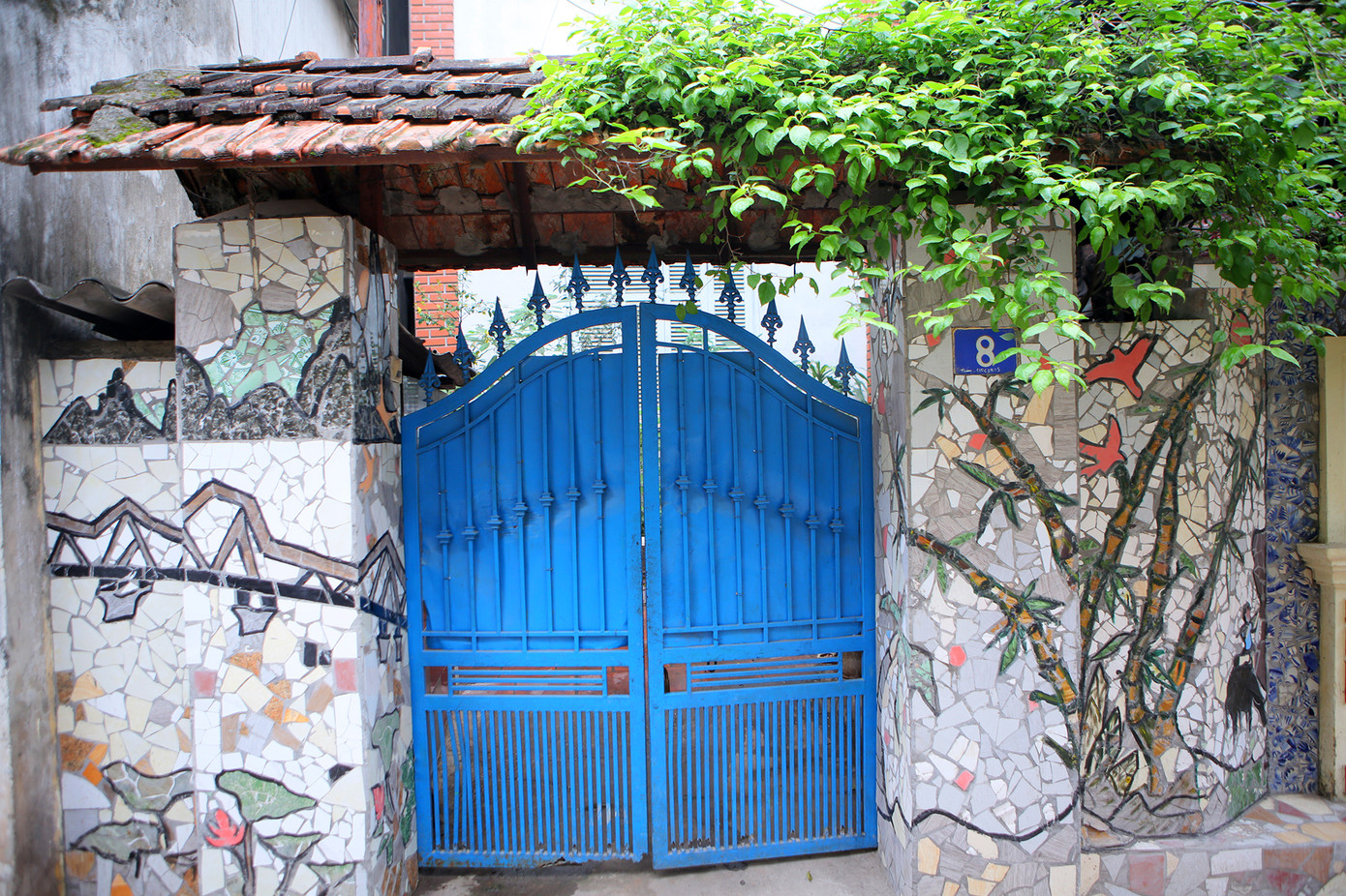 Đồ phế thải thành tác phẩm nghệ thuật trên đường làng Liên Mạc ảnh 9