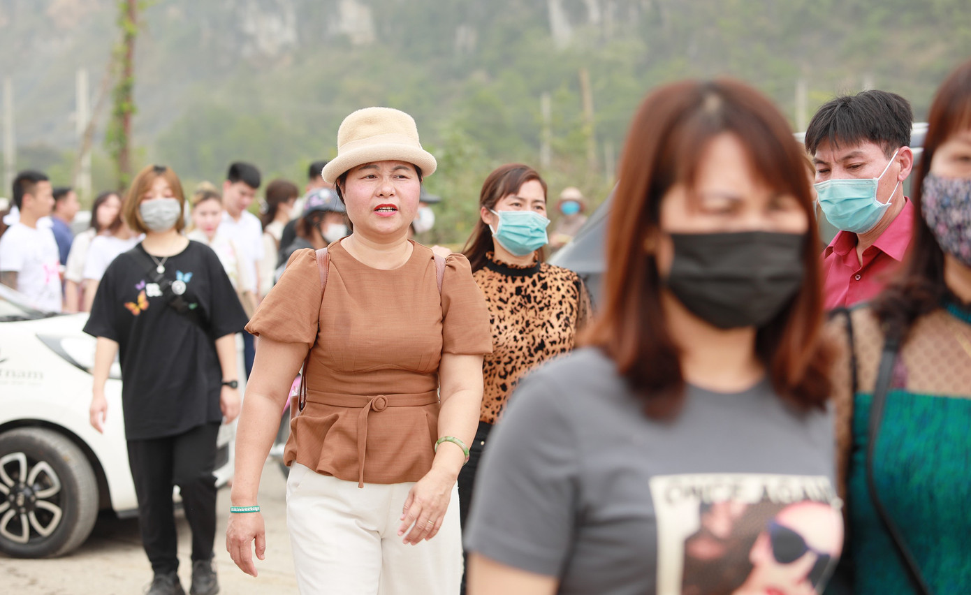 'Biển người' chen chân đi lễ chùa Tam Chúc ngày cuối tuần ảnh 8