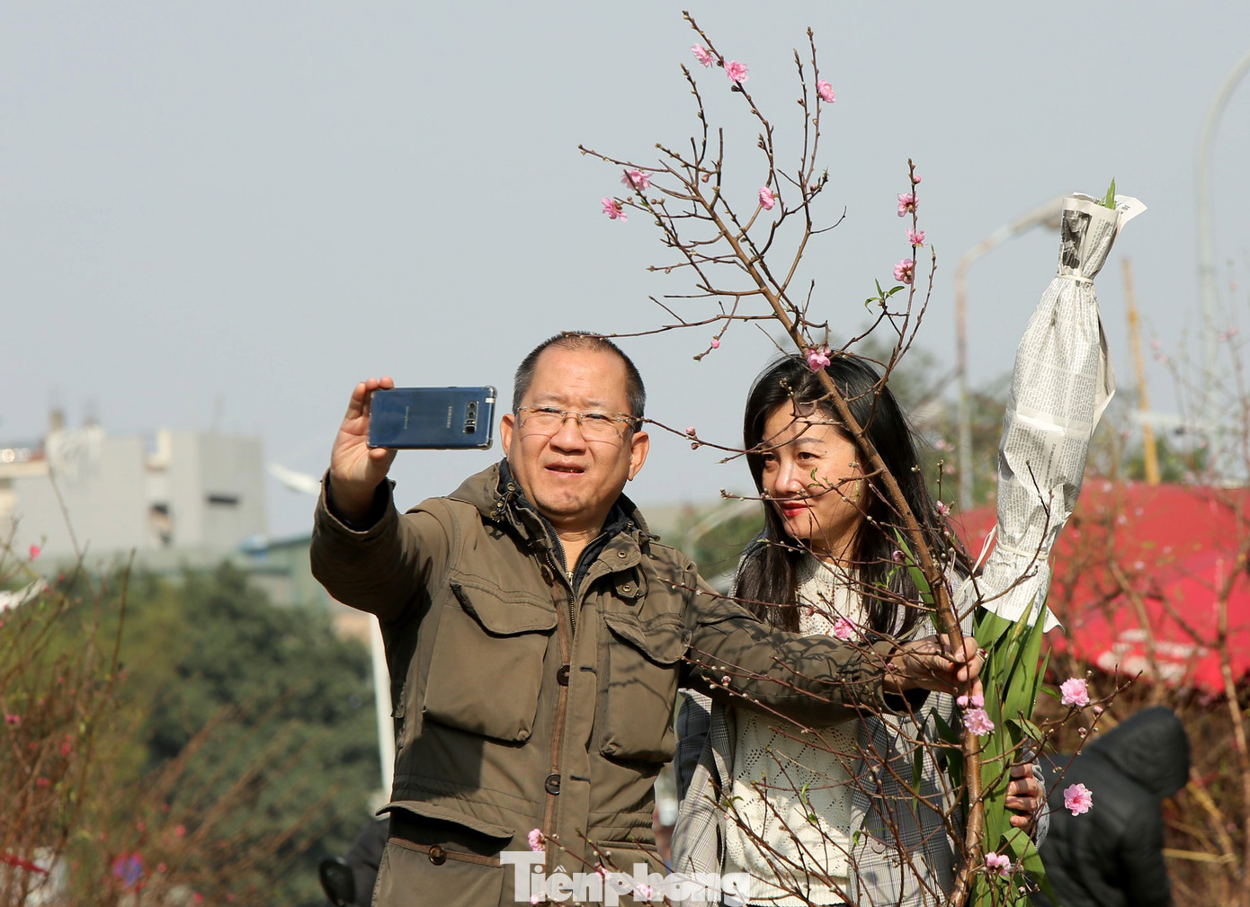 Đào Tết nở sớm đổ bộ khoe sắc phố phường ảnh 6