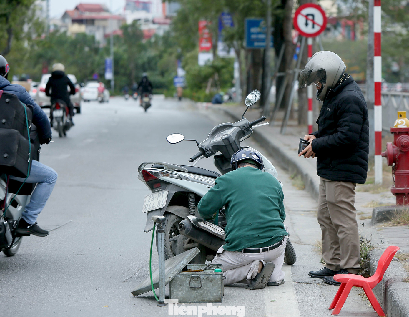 Cuộc sống đảo lộn của người lao động Thủ đô trong ngày lạnh nhất từ đầu mùa ảnh 10