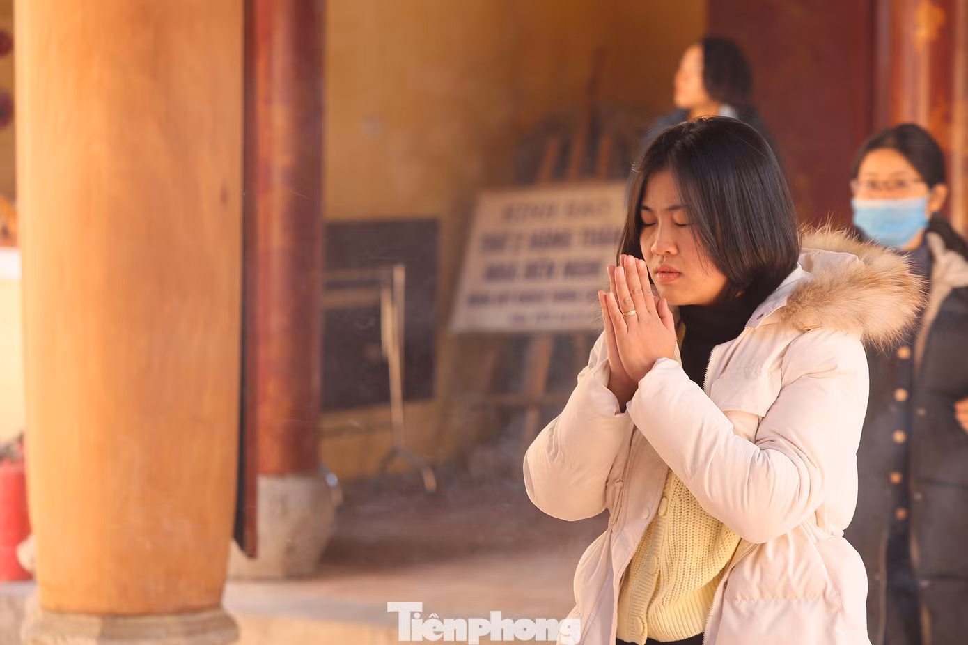 Nhiều người Hà Nội tranh thủ nghỉ trưa đi lễ 'Tứ trấn' ngày mùng 1 cuối cùng của năm ảnh 3
