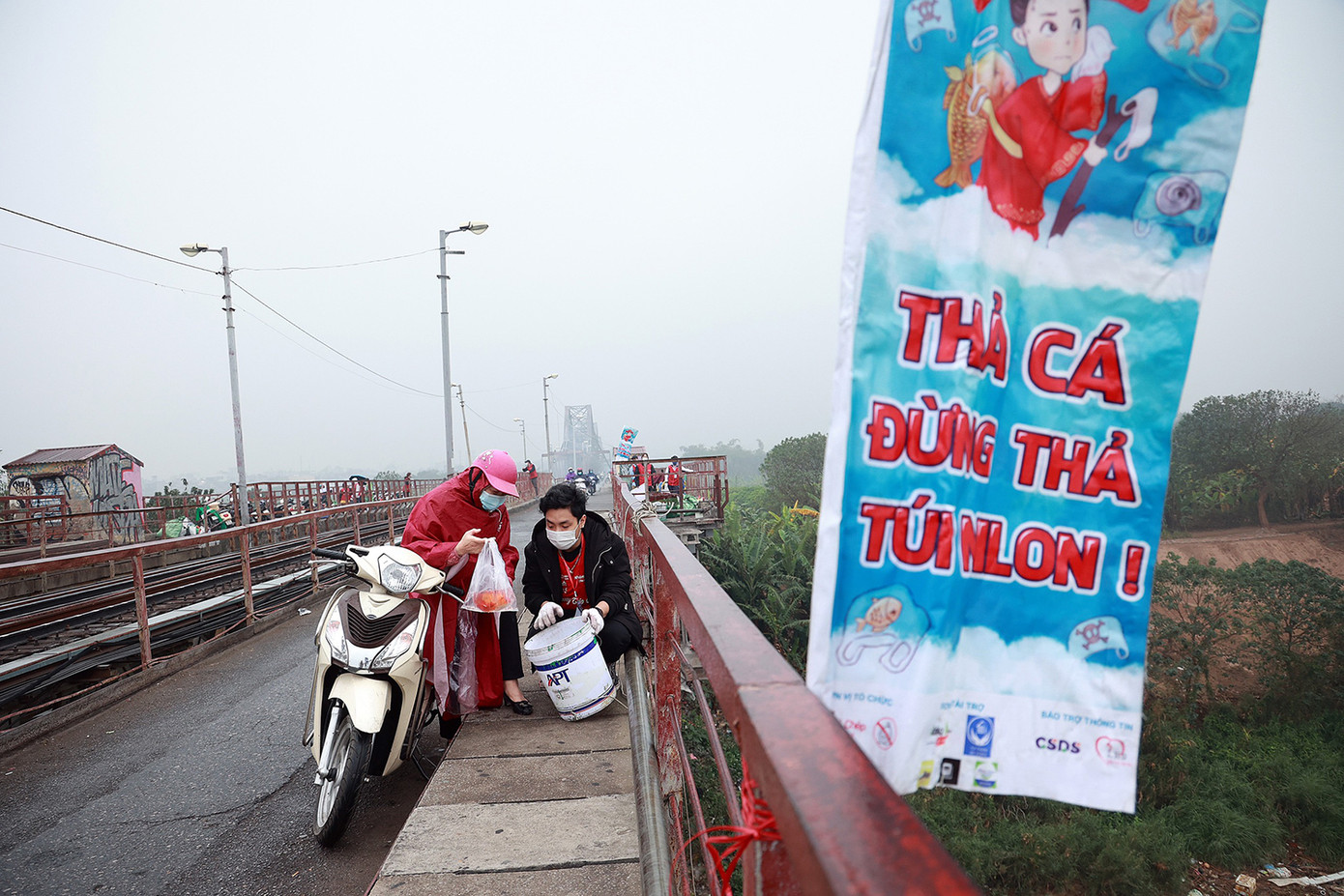 Người dân dùng ròng rọc thả cá chép tiễn ông Công ông Táo chầu trời ảnh 4