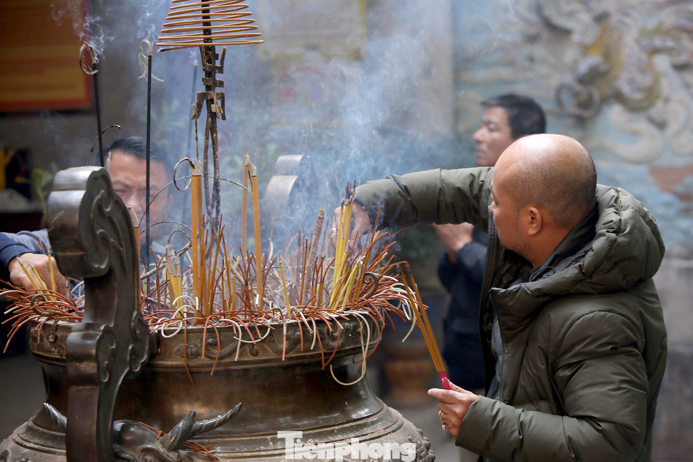Nhiều người Hà Nội tranh thủ nghỉ trưa đi lễ 'Tứ trấn' ngày mùng 1 cuối cùng của năm ảnh 14