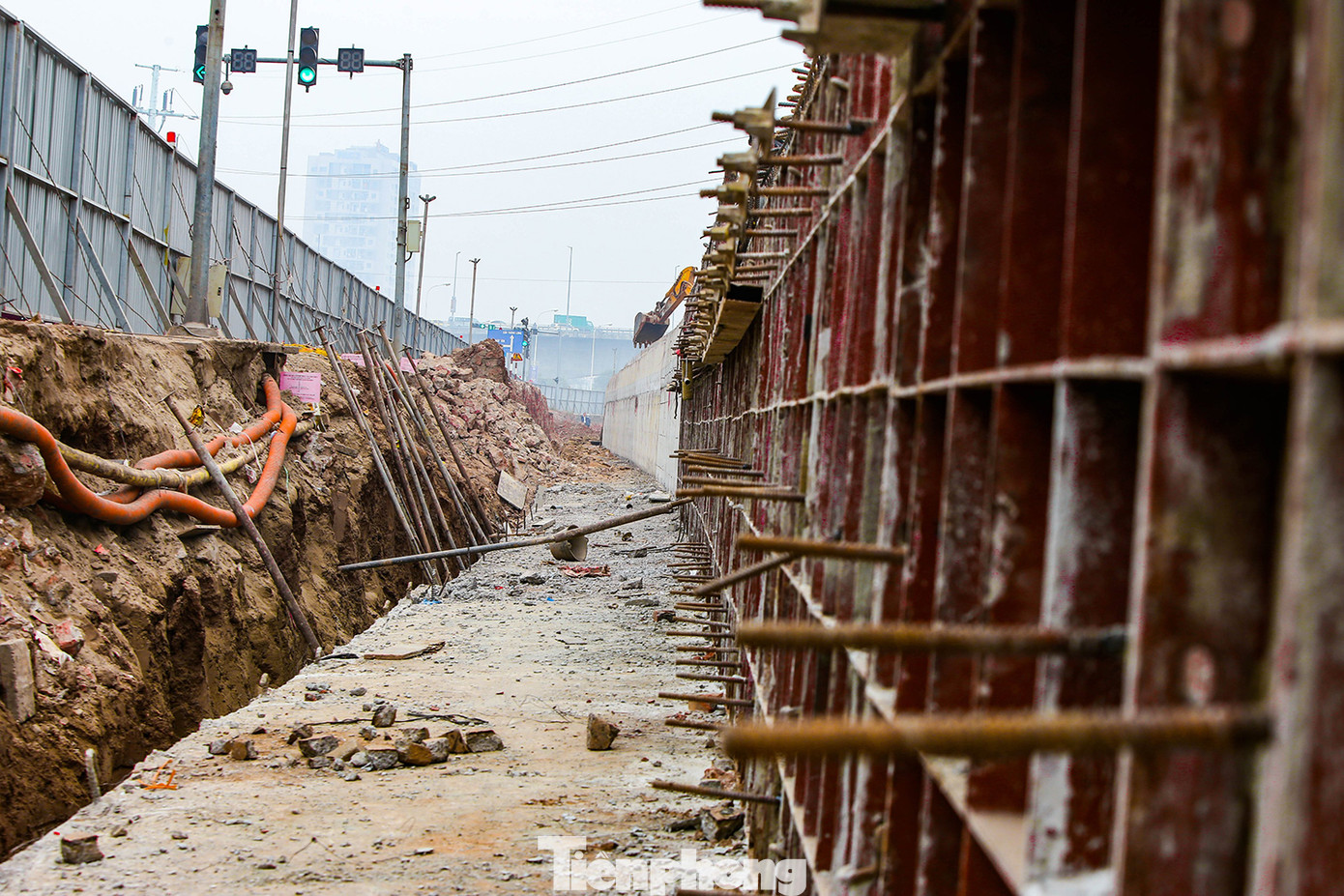 Cận cảnh thi công thay bờ đê đất bằng tường chắn, mở rộng đường Âu Cơ lên 4 làn xe ảnh 10