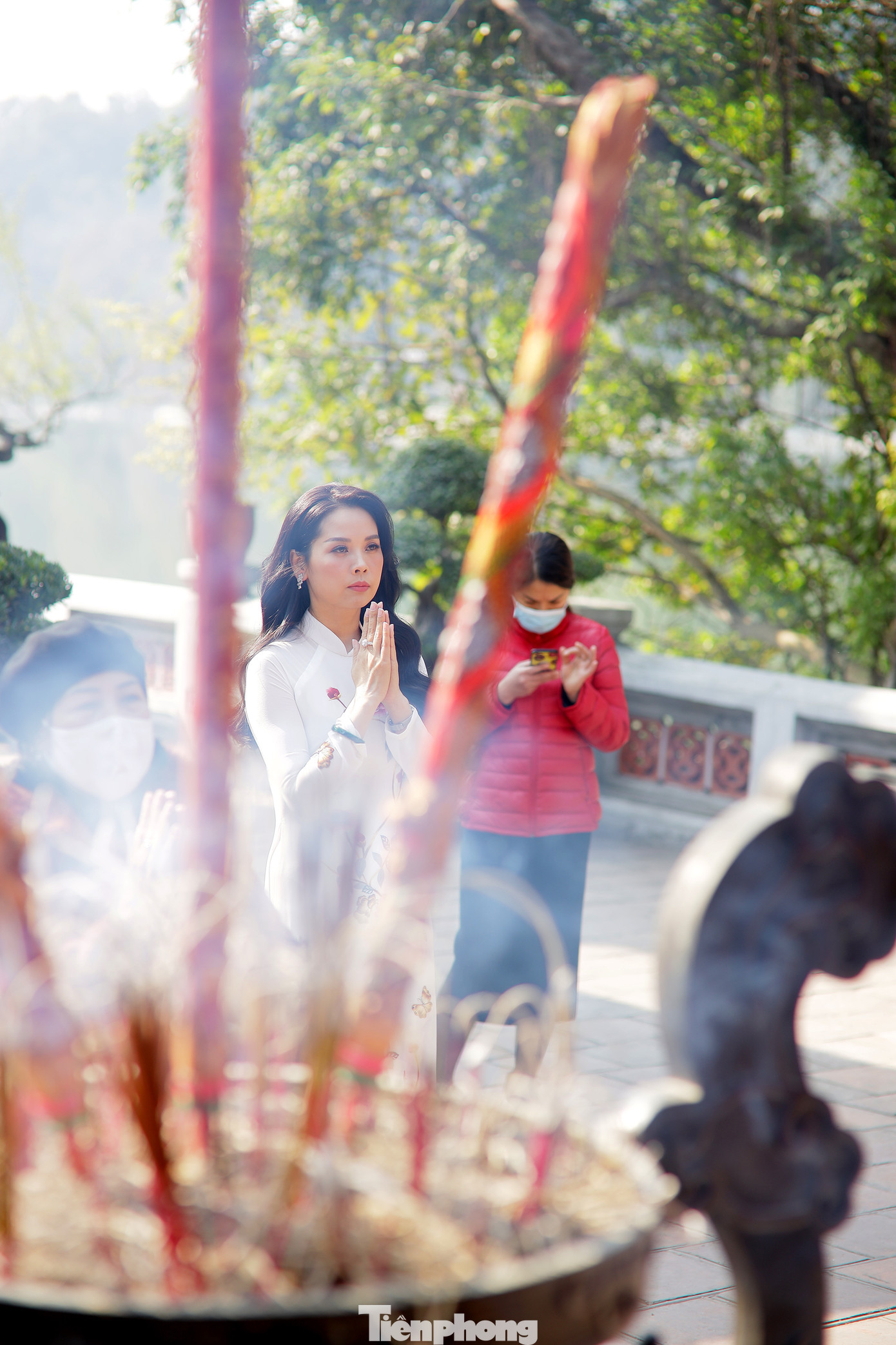 Nhiều người Hà Nội tranh thủ nghỉ trưa đi lễ 'Tứ trấn' ngày mùng 1 cuối cùng của năm ảnh 4