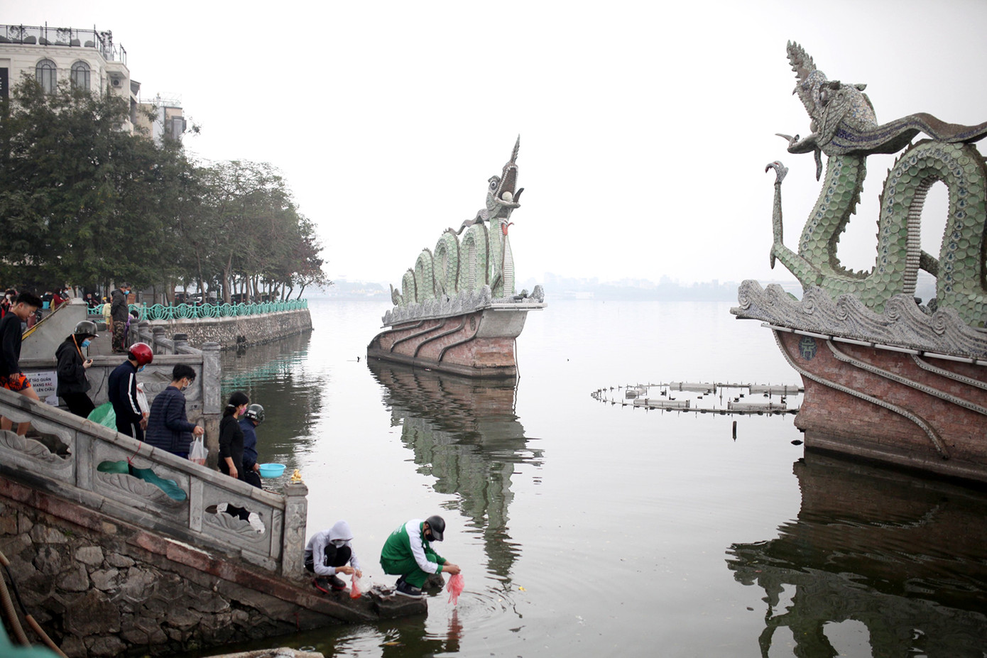 Người dân dùng ròng rọc thả cá chép tiễn ông Công ông Táo chầu trời ảnh 1