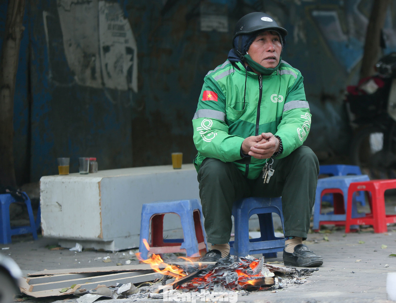 Cuộc sống đảo lộn của người lao động Thủ đô trong ngày lạnh nhất từ đầu mùa ảnh 6