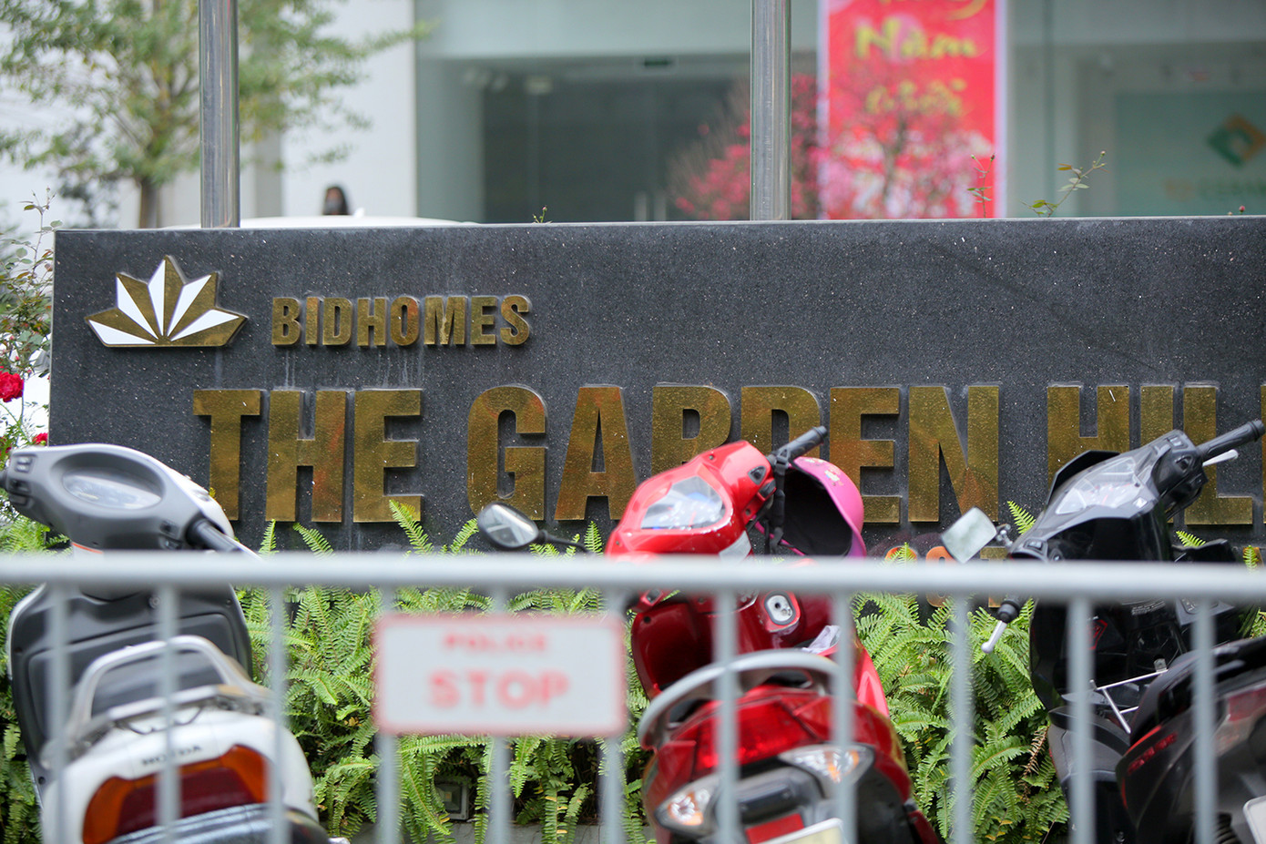 Hà Nội phong tỏa chung cư 1.200 hộ dân, tiến hành xét nghiệm ngay tại sảnh tòa nhà ảnh 2