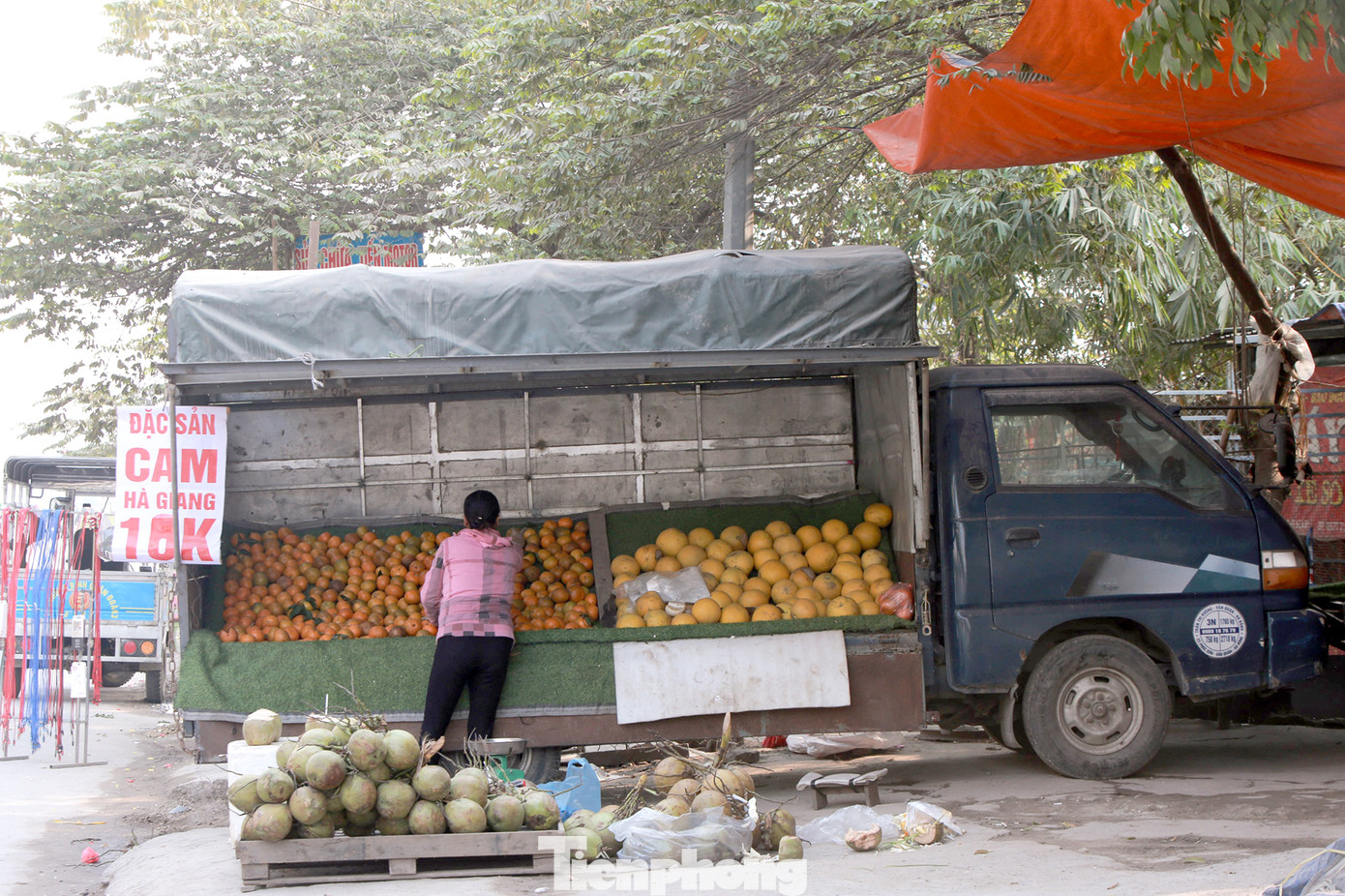 Hoa quả giá rẻ không rõ nguồn gốc bày bán ngập phố Hà Nội ảnh 6