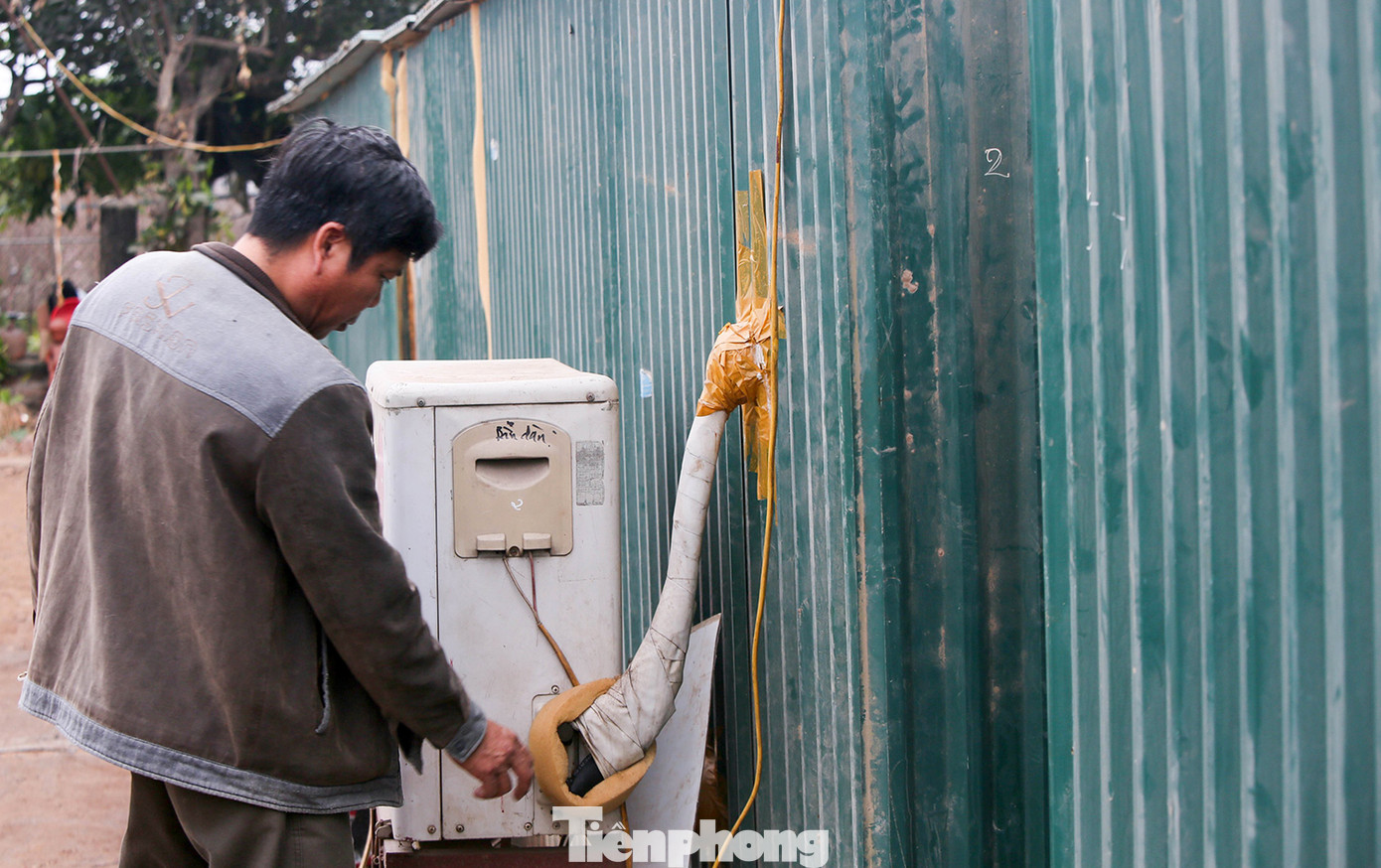 Thời tiết thất thường, đào Thất Thốn vào buồng điều hoà chờ Tết ảnh 10