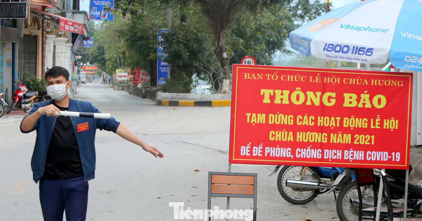 Chùa Hương vắng vẻ đìu hiu trong mùa dịch COVID-19 ảnh 3