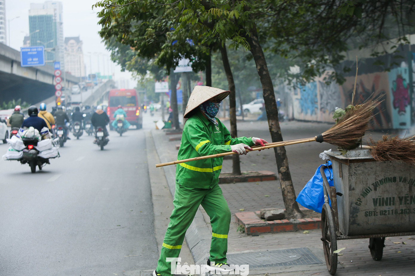 Cuộc sống đảo lộn của người lao động Thủ đô trong ngày lạnh nhất từ đầu mùa ảnh 8