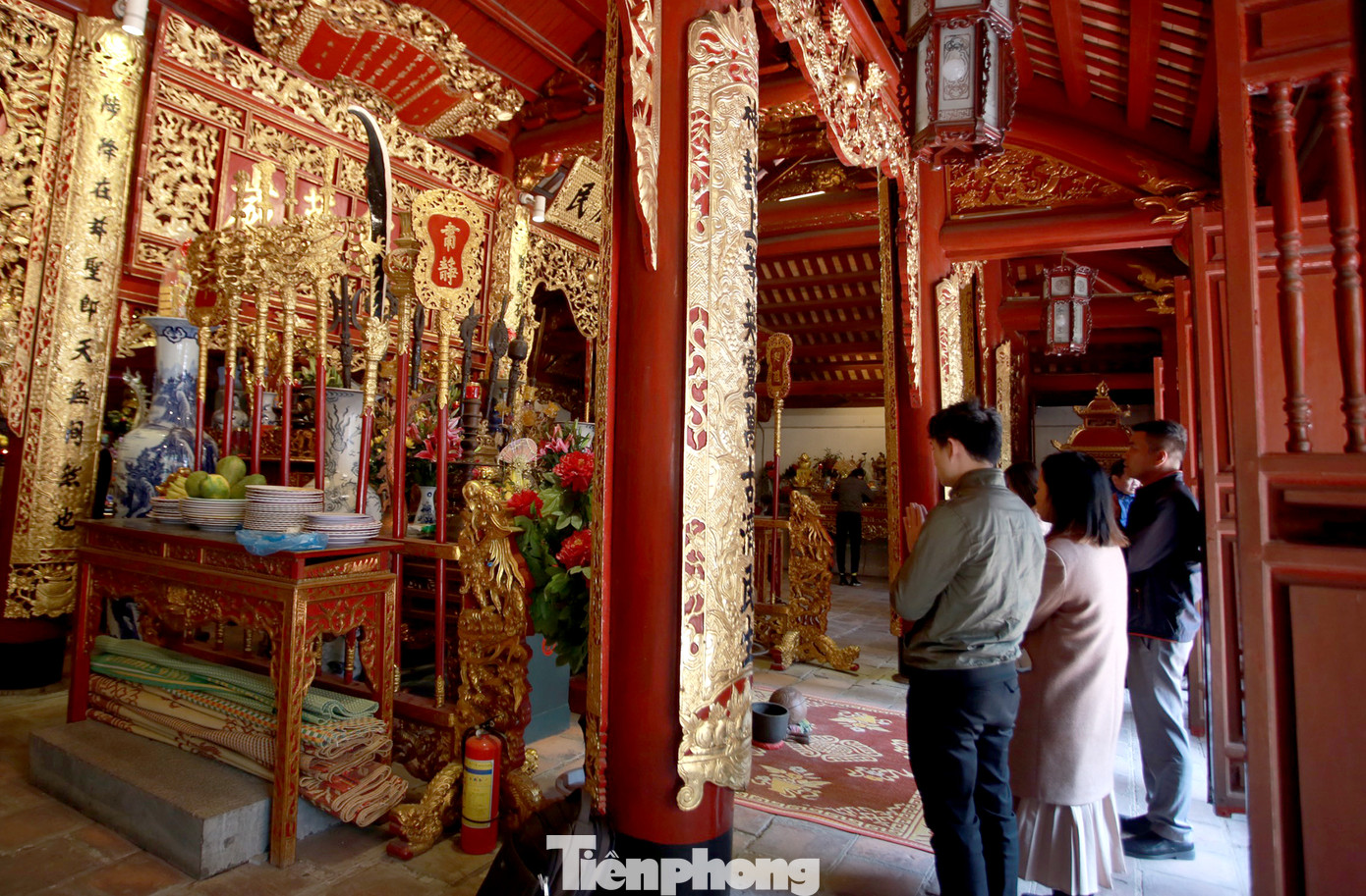 Nhiều người Hà Nội tranh thủ nghỉ trưa đi lễ 'Tứ trấn' ngày mùng 1 cuối cùng của năm ảnh 15