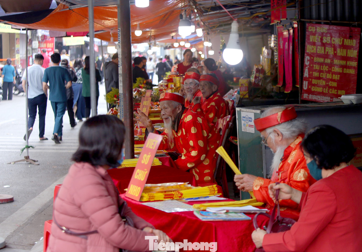 Xếp hàng chờ viết sớ ở Phủ Tây Hồ ảnh 1