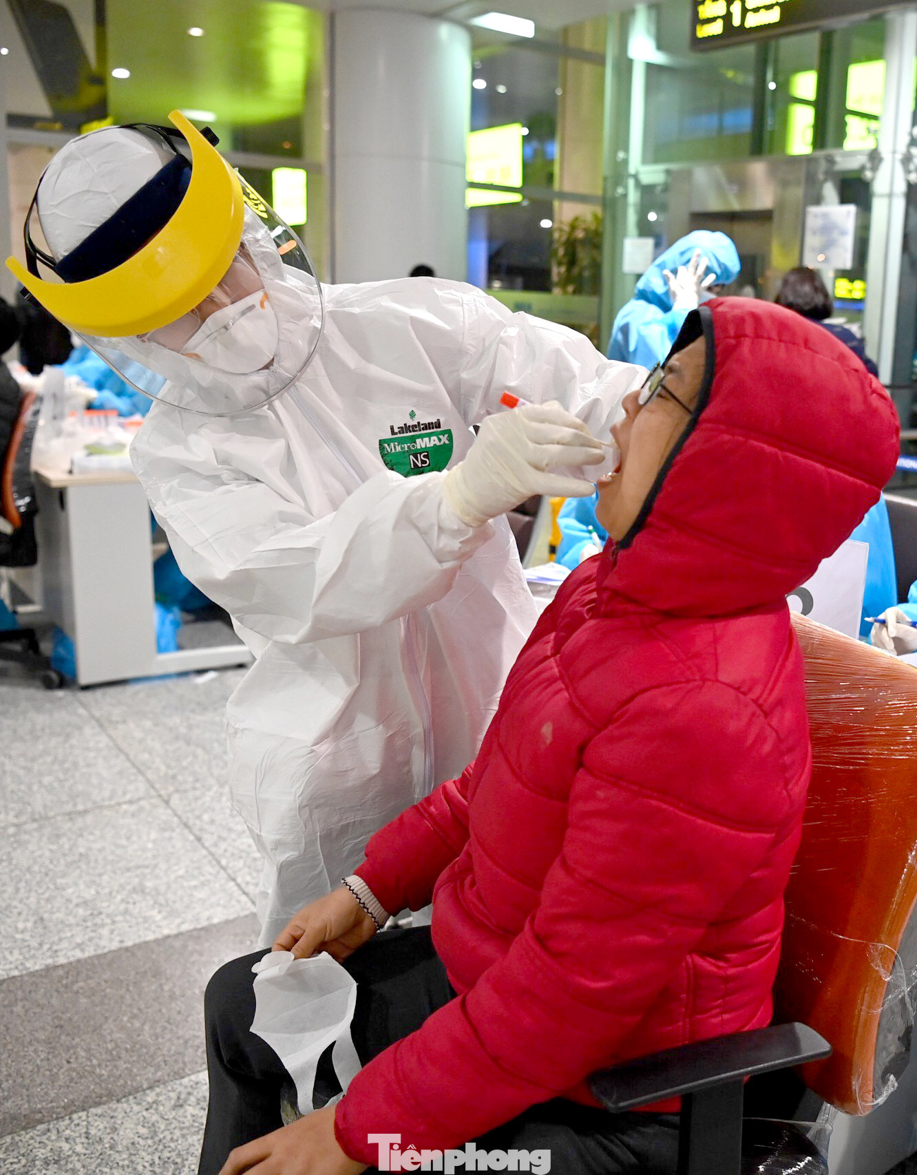 Trắng đêm xét nghiệm COVID-19 khẩn cấp cho 10.000 nhân viên sân bay Nội Bài ảnh 4
