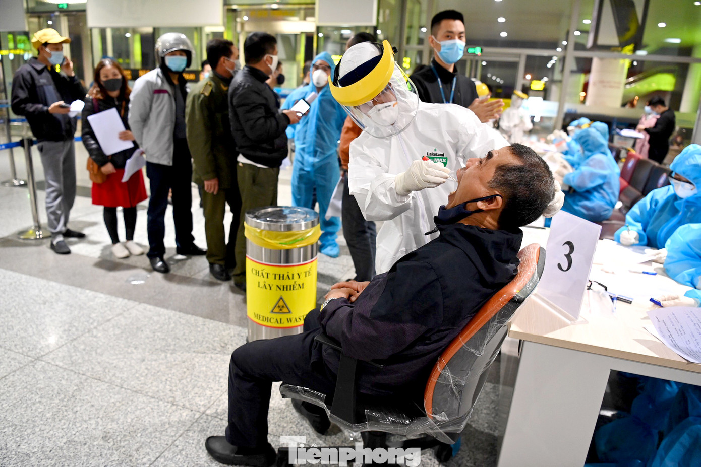 Trắng đêm xét nghiệm COVID-19 khẩn cấp cho 10.000 nhân viên sân bay Nội Bài ảnh 5