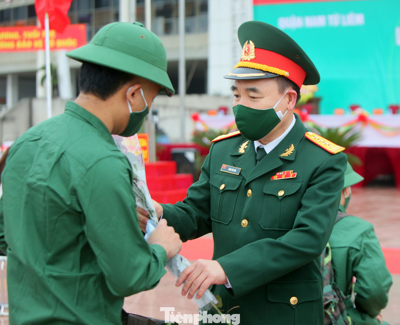 Tân binh đo thân nhiệt, bước qua 'Cổng Vinh Quang' lên đường nhập ngũ ảnh 7