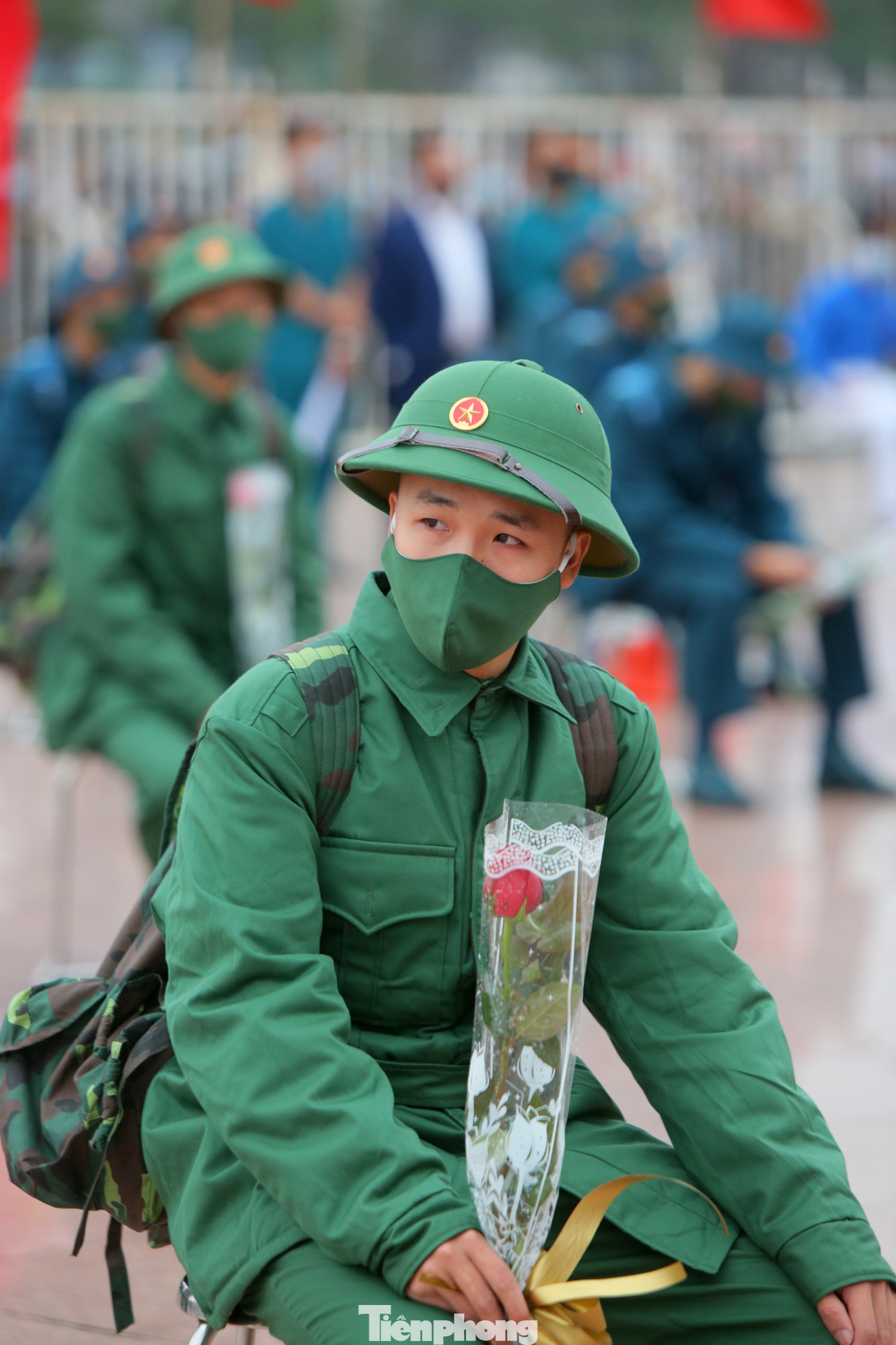 Tân binh đo thân nhiệt, bước qua 'Cổng Vinh Quang' lên đường nhập ngũ ảnh 6