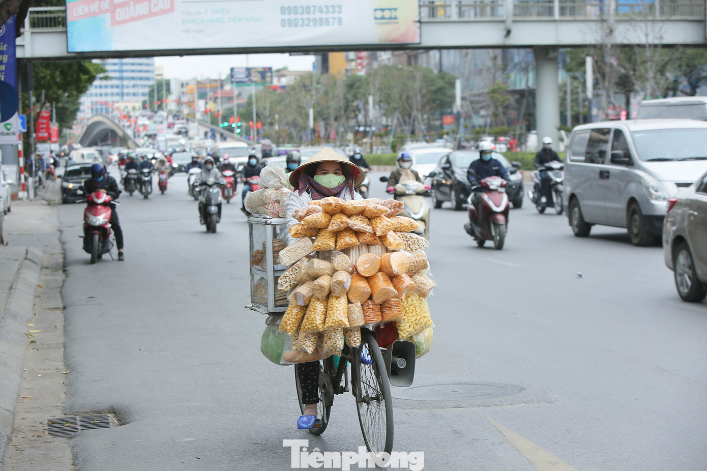 Cuộc sống đảo lộn của người lao động Thủ đô trong ngày lạnh nhất từ đầu mùa ảnh 11