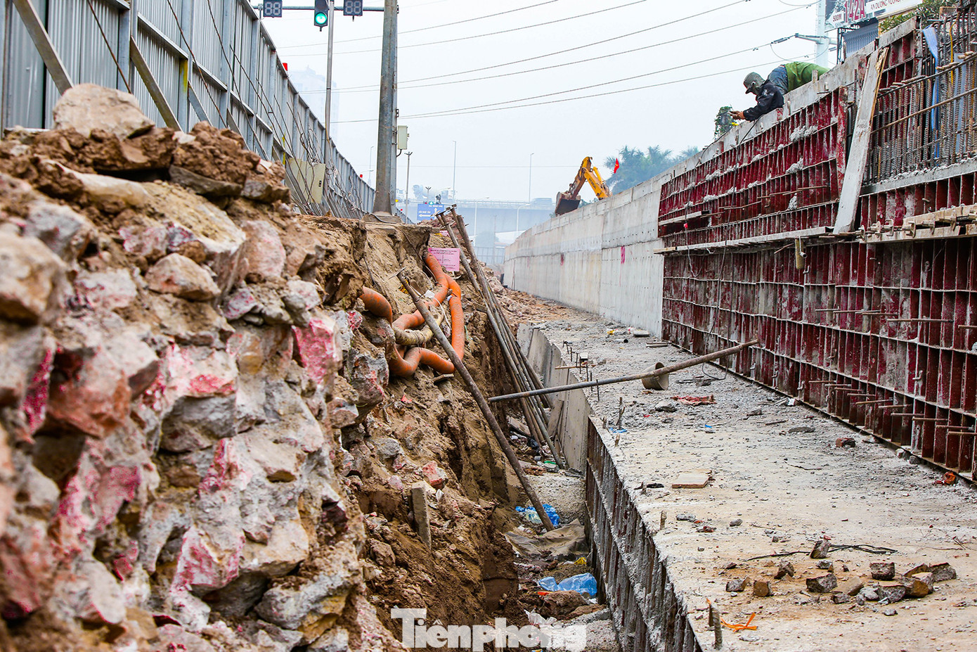 Cận cảnh thi công thay bờ đê đất bằng tường chắn, mở rộng đường Âu Cơ lên 4 làn xe ảnh 3