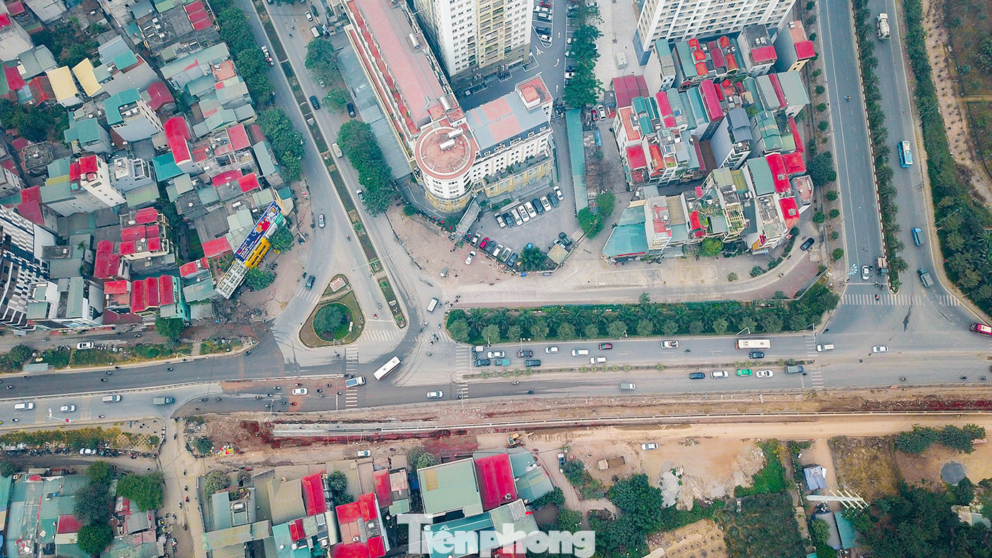 Cận cảnh thi công thay bờ đê đất bằng tường chắn, mở rộng đường Âu Cơ lên 4 làn xe ảnh 11