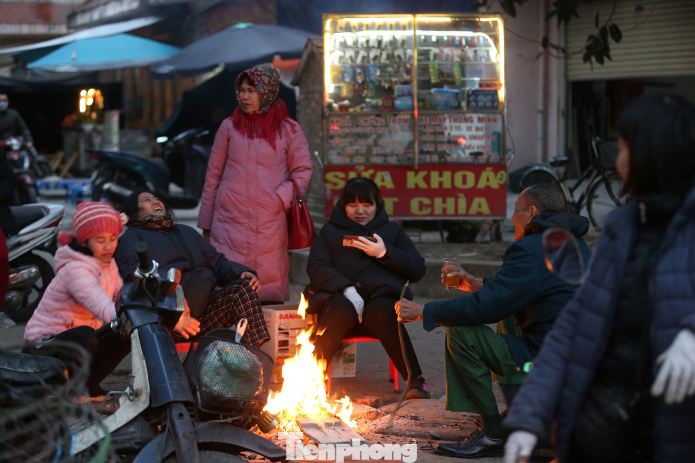 Cuộc sống đảo lộn của người lao động Thủ đô trong ngày lạnh nhất từ đầu mùa ảnh 5